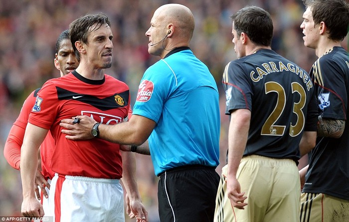 Trọng tài Howard Webb đang đứng ra phân xử một vụ va chạm giữa Gary Neville (trái) và Jamie Carragher trong trận đấu năm 2010 tại Old Trafford.